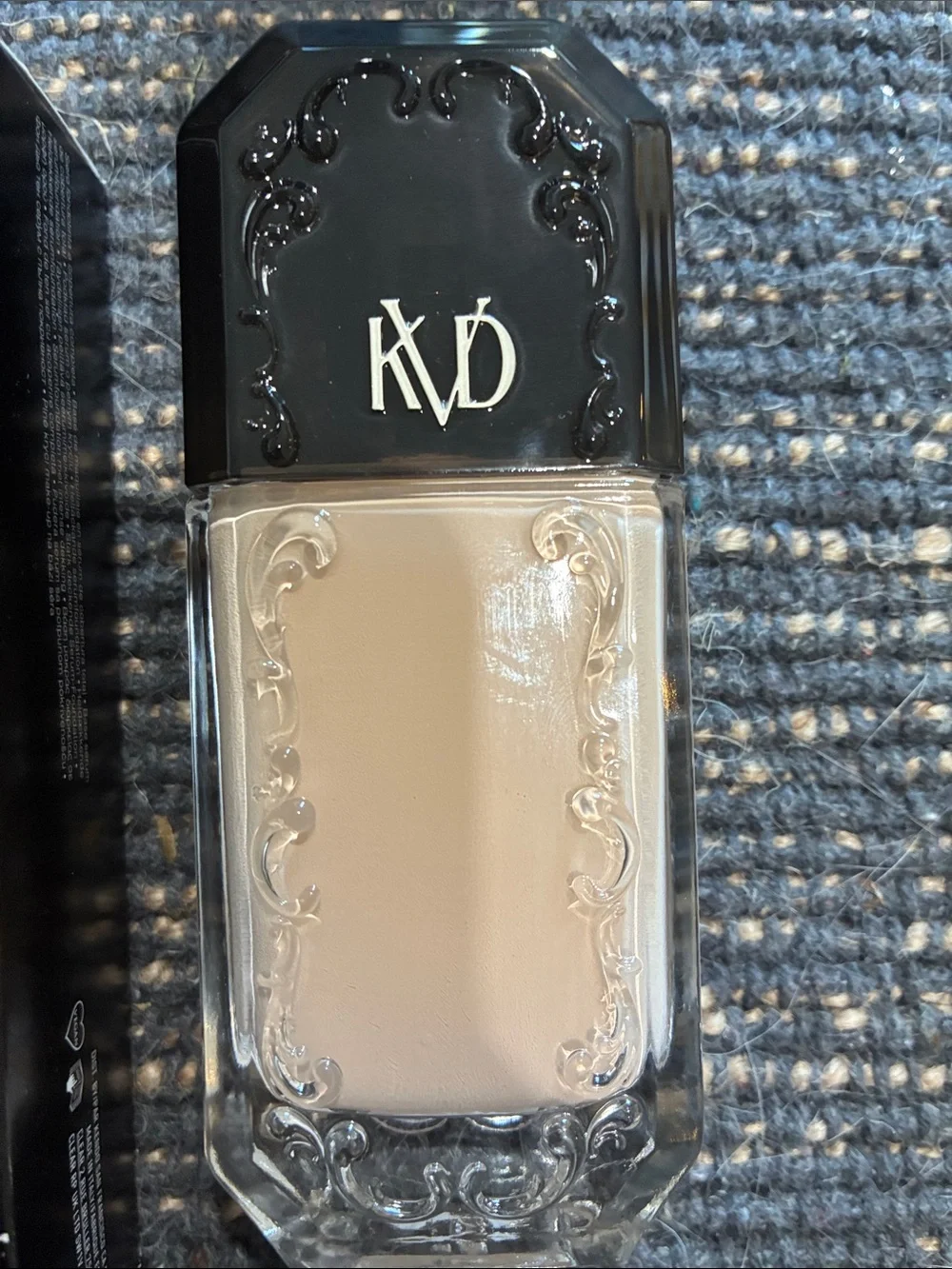 Kat Von D Good Apple Full-Coverage Serum Foundation - Black and Gold